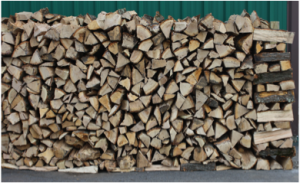 Firewood should not be stacked directly on the ground. It can be stored on pallets, less desirable pieces of firewood, lengthy pieces of lumber (sleepers) or preassembled racks. 